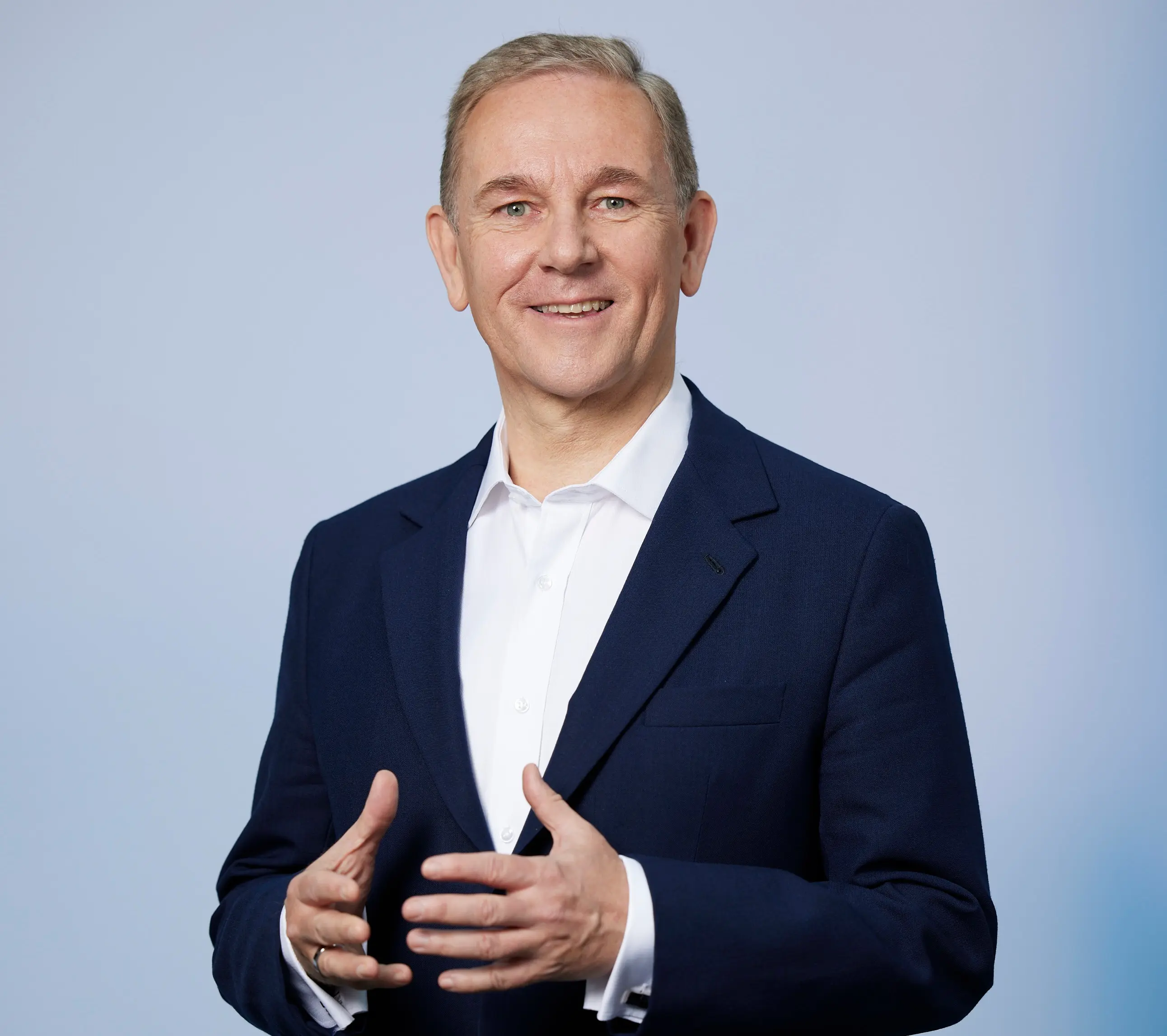 portrait Peter oswald blue background